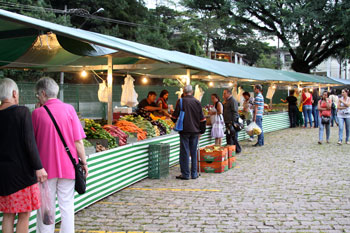Pessoas comprando em feira urbana